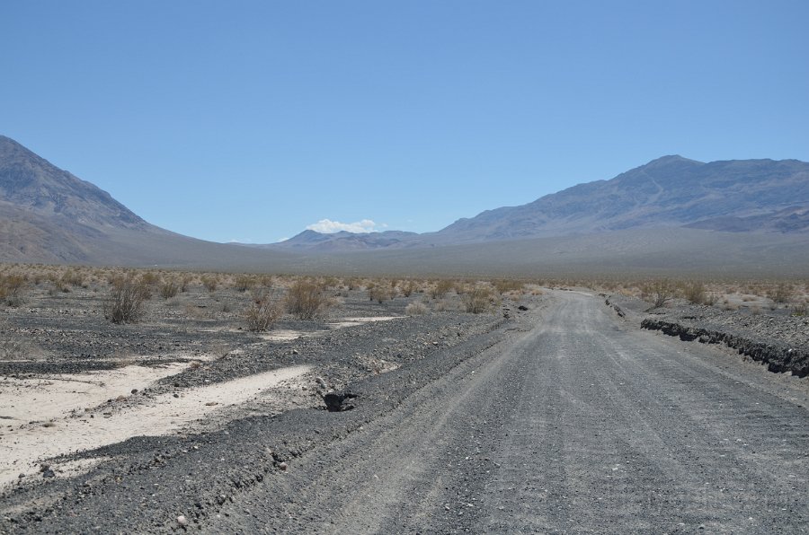 HJS_4100.JPG - Drives thru scenic landscapes - From Racetrack to Uhebehe Crater 